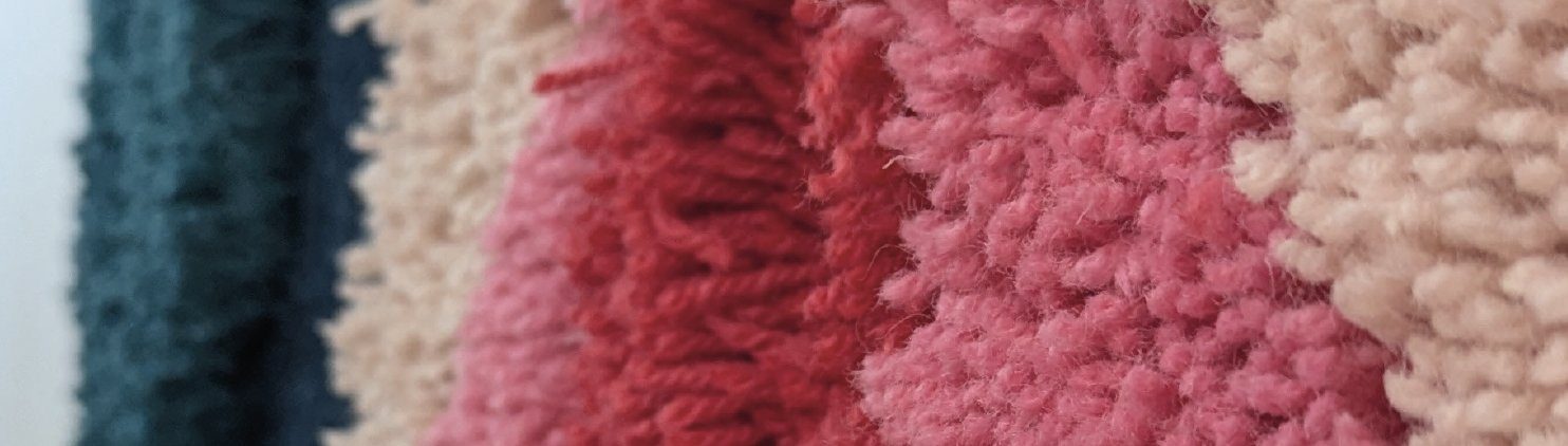 Nahaufnahme von getuftetem Flor in Rosa und Rot
